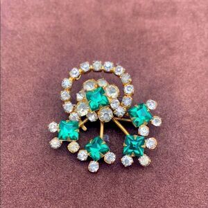 Elegant Vintage Antoinette 12K GF Emerald Green-Clear Crystal Brooch, Stamped